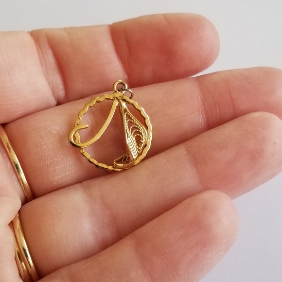 Vintage pendant circle filigree leaf curlicue gold tone metal charm - Picture 2 of 8